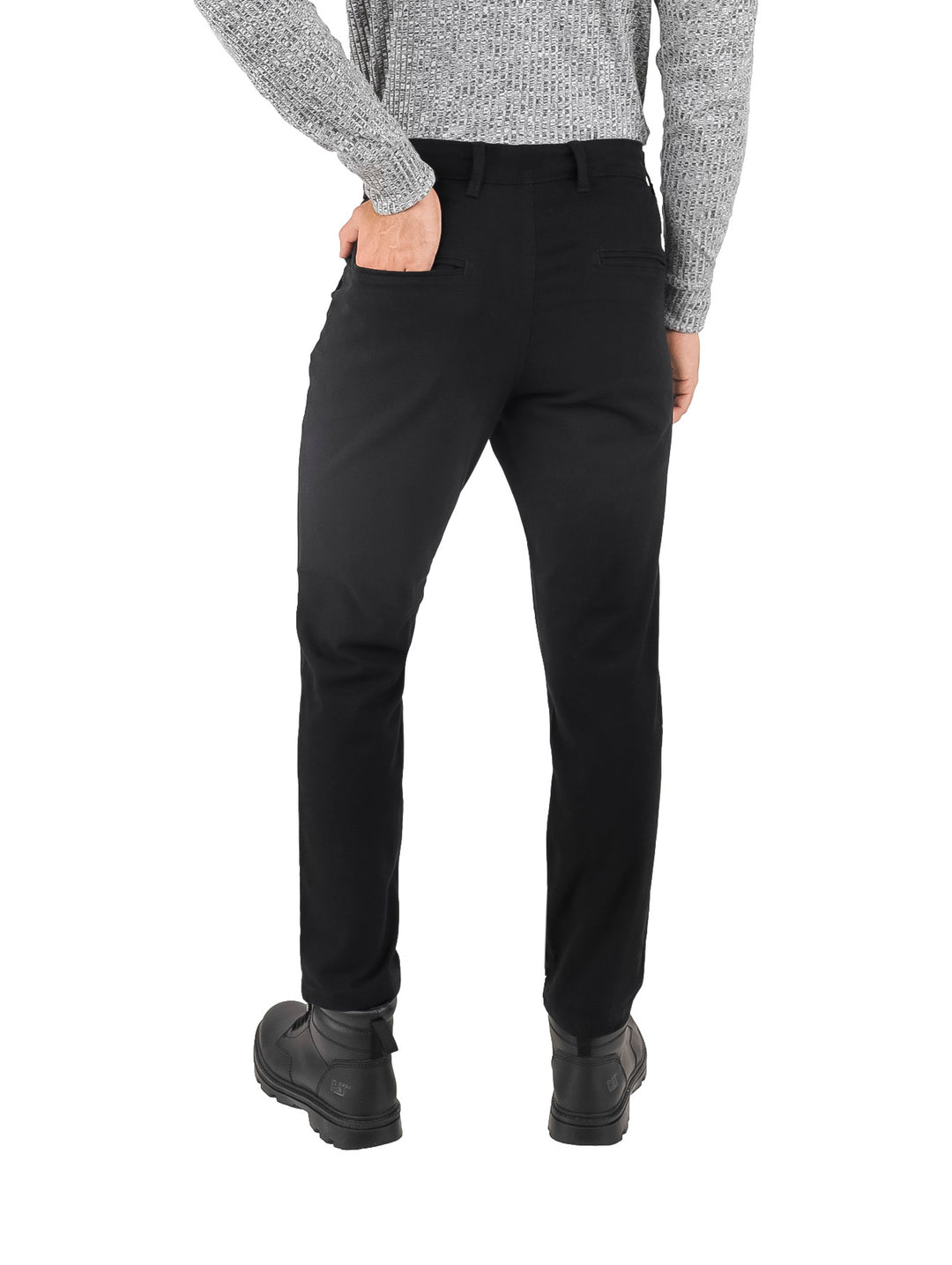 Hombre vistiendo un pantalón de gabardina stretch color negro.