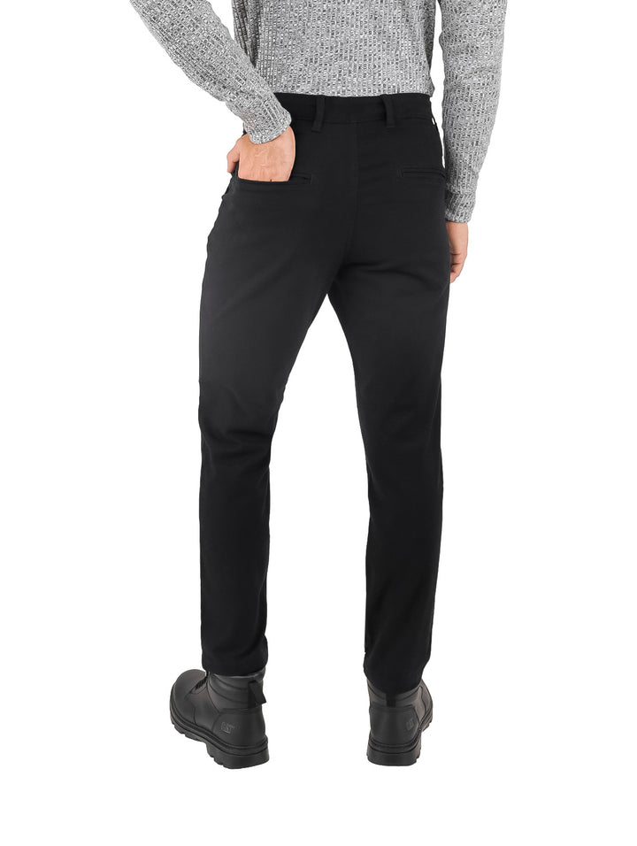 Hombre vistiendo un pantalón de gabardina stretch color negro.