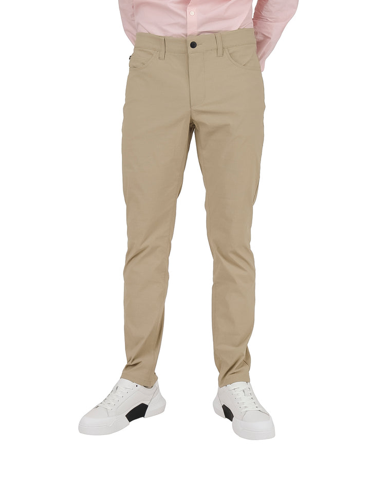 Pantalón de gabardina color khaki para hombre con corte recto.