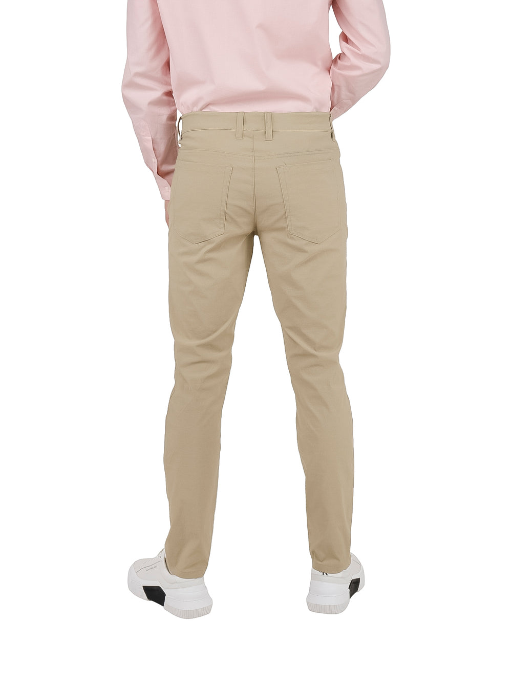 Pantalón de gabardina color khaki para hombre con corte recto.