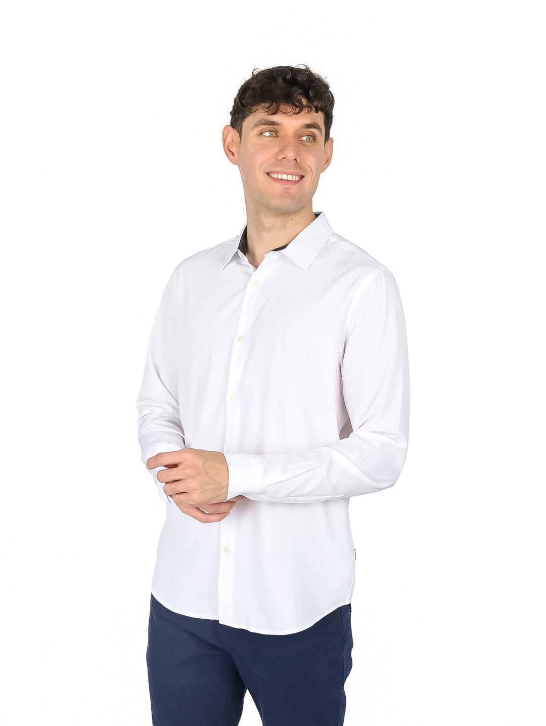 Hombre vistiendo una camisa blanca de manga larga con cuello y botones.