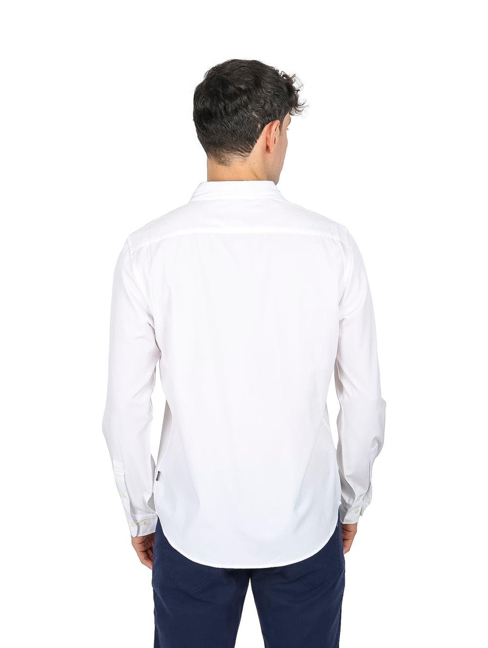 Hombre vistiendo una camisa blanca de manga larga con cuello y botones.