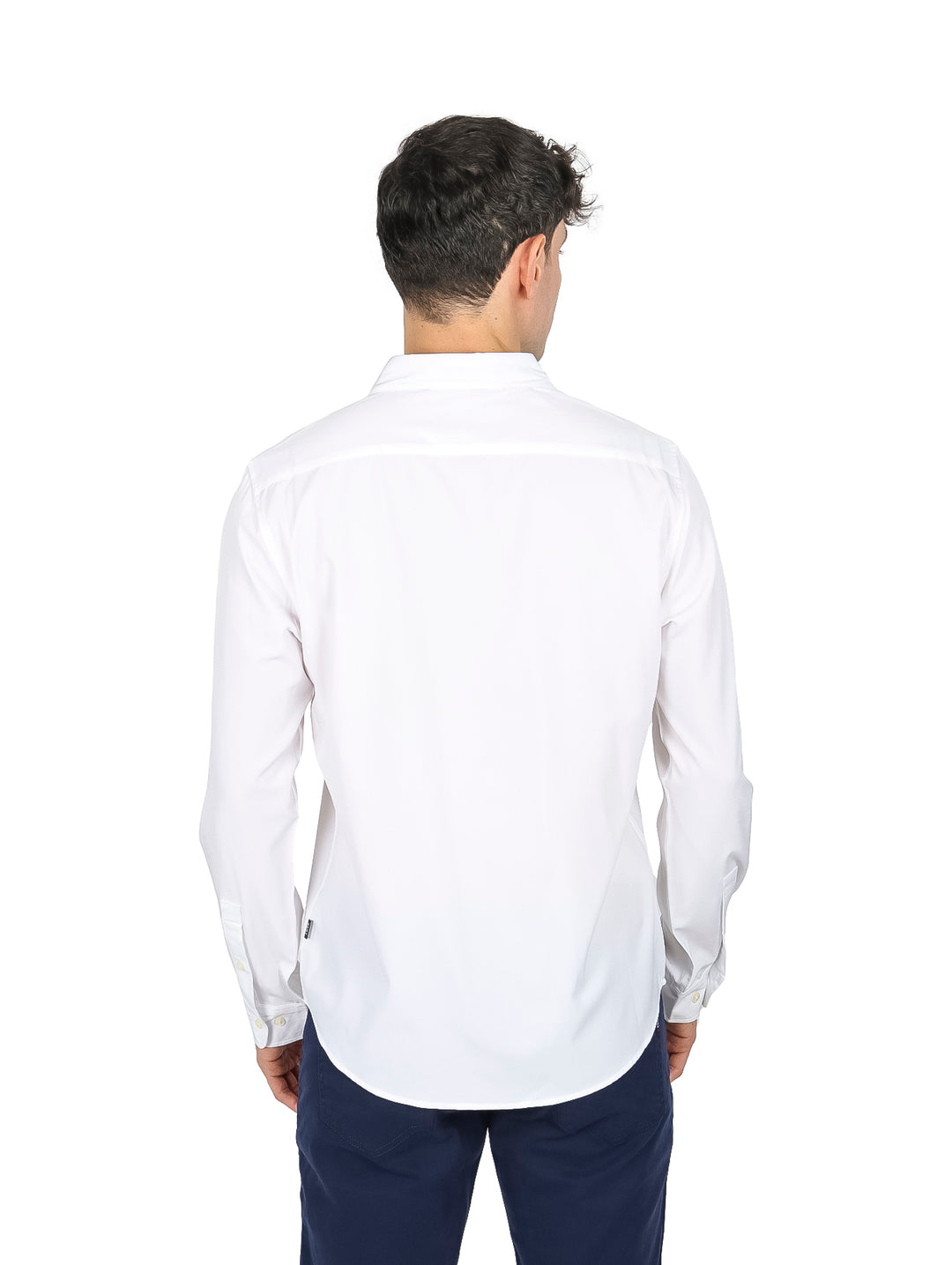 Hombre vistiendo una camisa blanca de manga larga con cuello y botones.