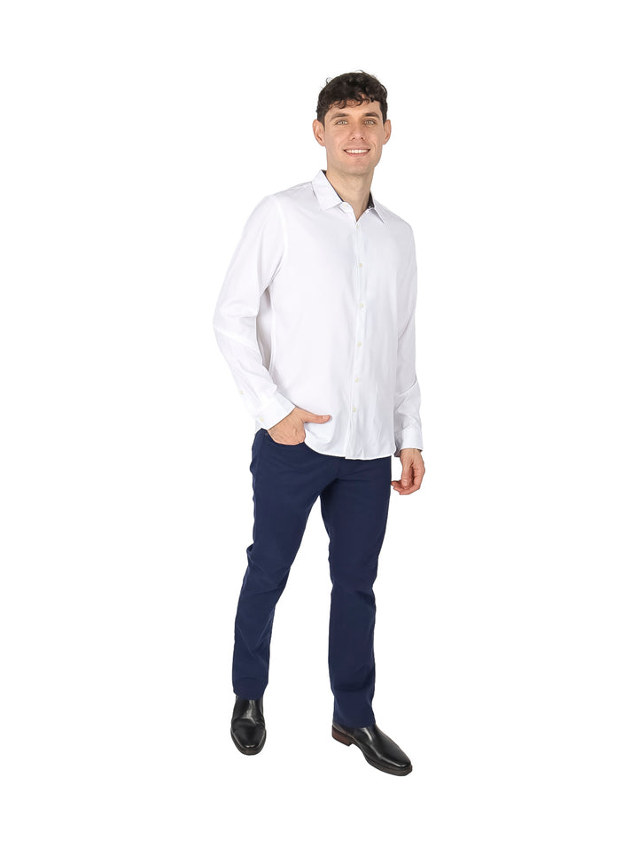 Hombre vistiendo una camisa blanca de manga larga con cuello y botones.