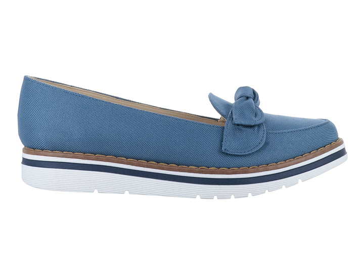 Zapato casual de tela tipo mezclilla color azul con detalle de nudo y suela blanca.