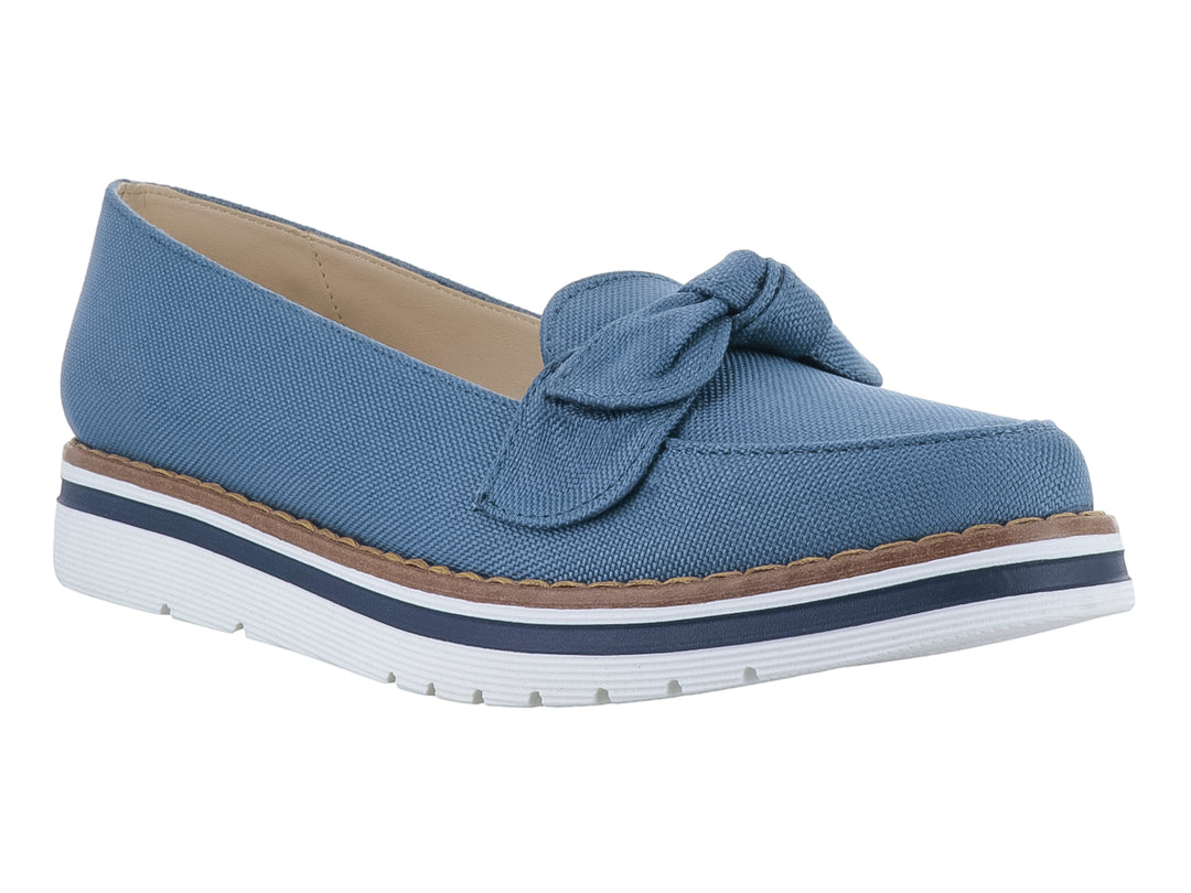 Zapato casual de tela tipo mezclilla color azul con detalle de nudo y suela blanca.