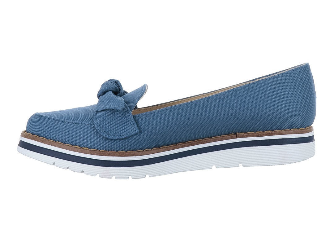Zapato casual de tela tipo mezclilla color azul con detalle de nudo y suela blanca.