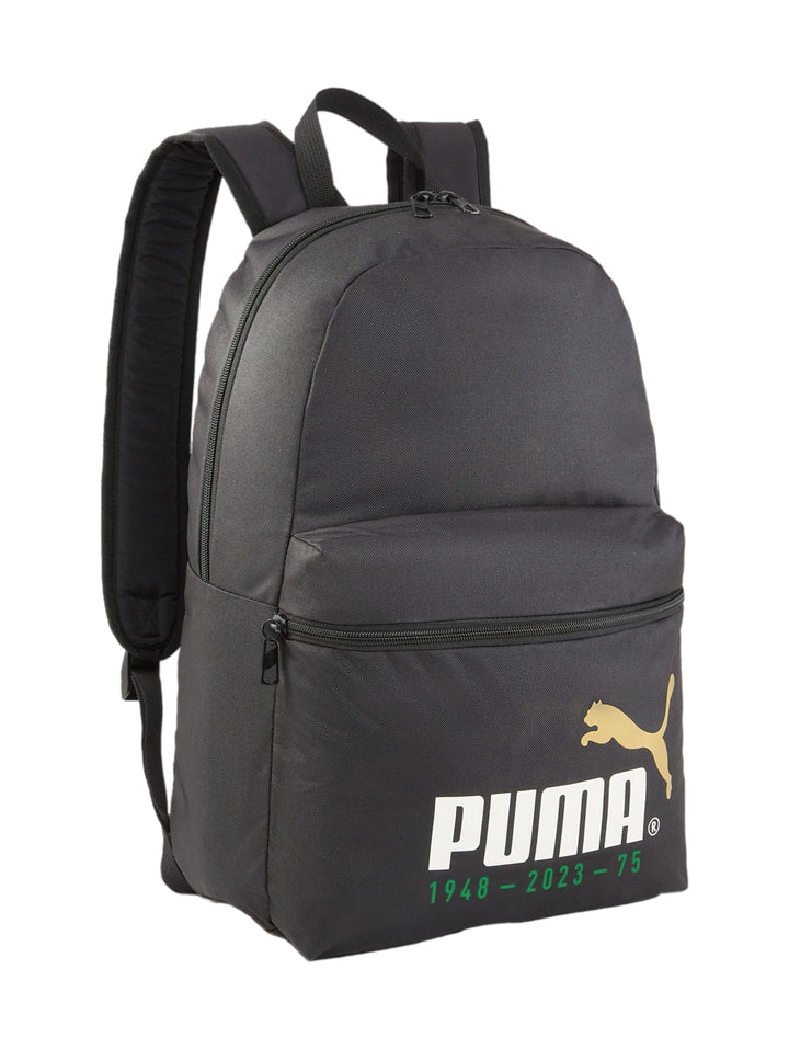 Mochila PUMA negra con logotipo blanco y dorado en el frente, diseño deportivo con bolsillo delantero.