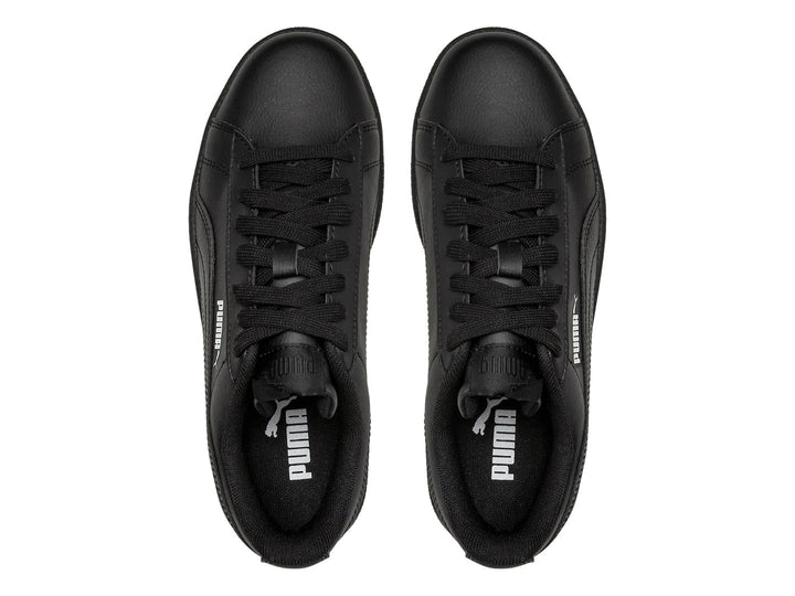 Tenis deportivos PUMA UP JR color negro para niños con suela plana y cordones.
