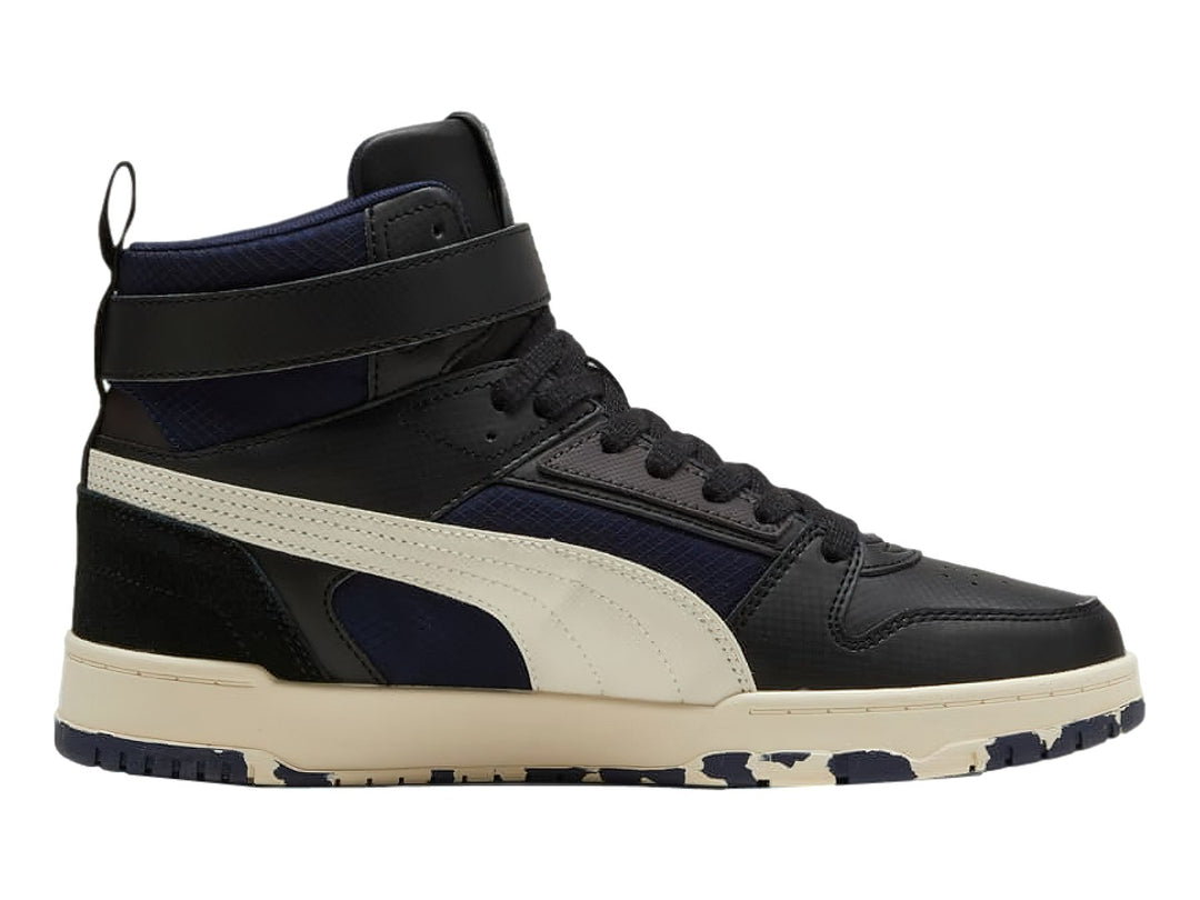 Tenis PUMA RBD Game Better en color negro con detalles en blanco y azul marino, diseño de bota alta para baloncesto.