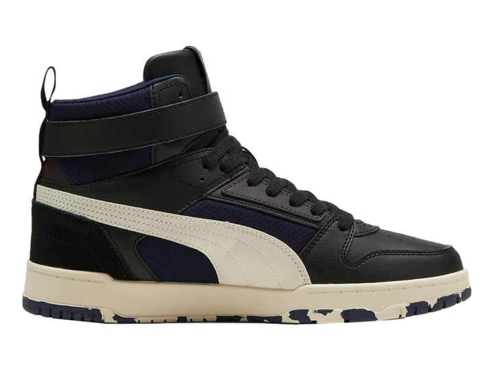 Tenis PUMA RBD Game Better en color negro con detalles en blanco y azul marino, diseño de bota alta para baloncesto.
