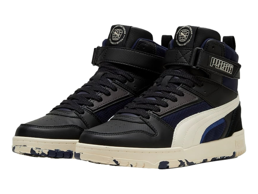 Tenis PUMA RBD Game Better en color negro con detalles en blanco y azul marino, diseño de bota alta para baloncesto.