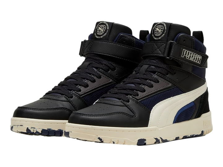 Tenis PUMA RBD Game Better en color negro con detalles en blanco y azul marino, diseño de bota alta para baloncesto.