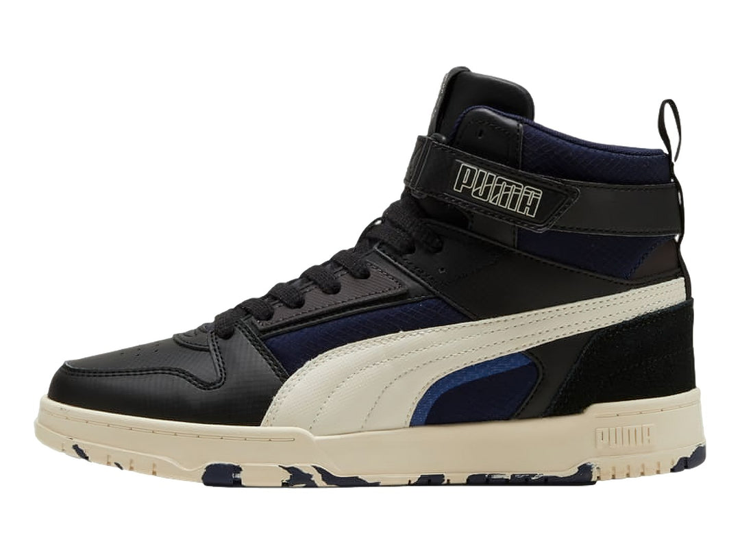 Tenis PUMA RBD Game Better en color negro con detalles en blanco y azul marino, diseño de bota alta para baloncesto.