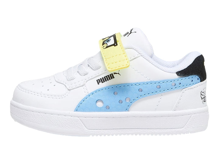 Tenis PUMA blancos para niño con detalles en negro y amarillo, cierre de agujetas y correa de velcro.
