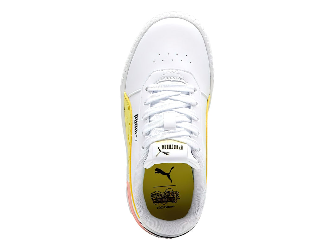 Tenis PUMA blancos con franja amarilla y detalle rosa en la suela, diseño de Bob Esponja.