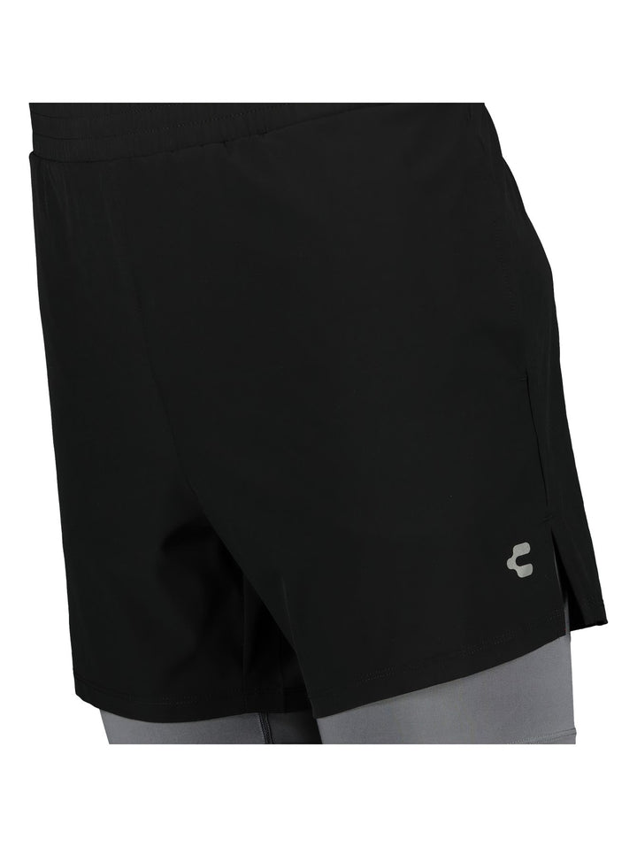 Shorts deportivos color negro con banda gris en la parte inferior.