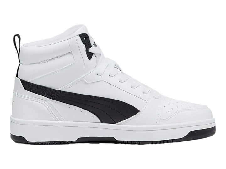 Tenis PUMA Rebound V6 Mid JR color blanco con detalles en negro, diseño de corte medio.
