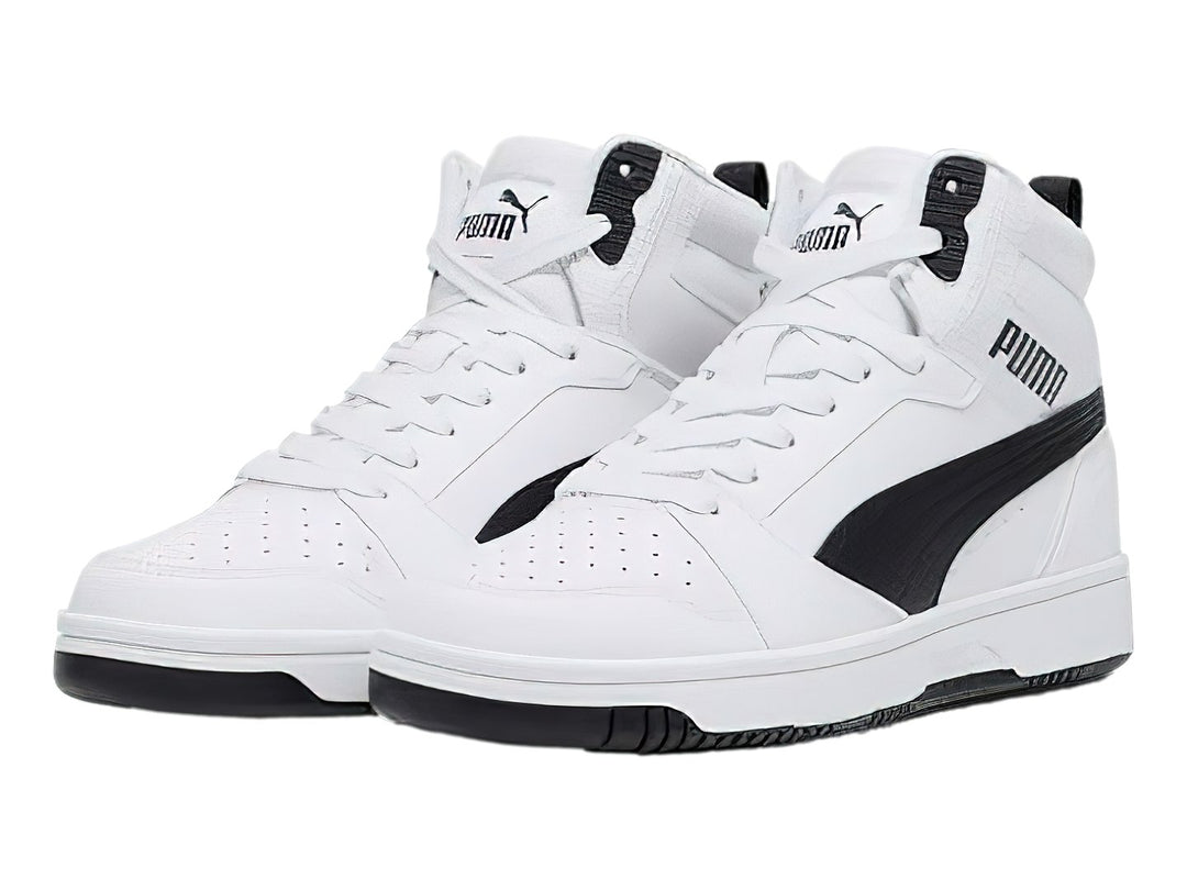 Tenis PUMA Rebound V6 Mid JR color blanco con detalles en negro, diseño de corte medio.
