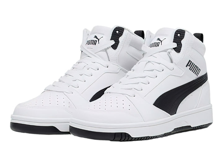 Tenis PUMA Rebound V6 Mid JR color blanco con detalles en negro, diseño de corte medio.