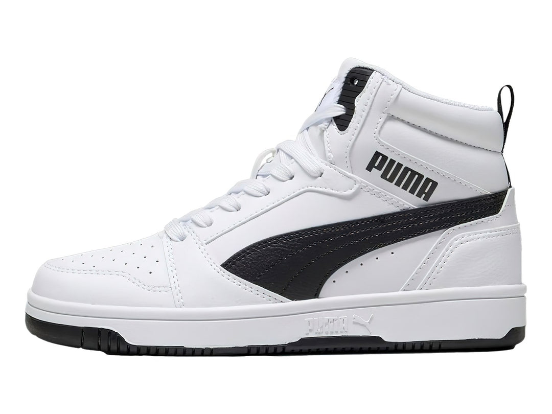 Tenis PUMA Rebound V6 Mid JR color blanco con detalles en negro, diseño de corte medio.