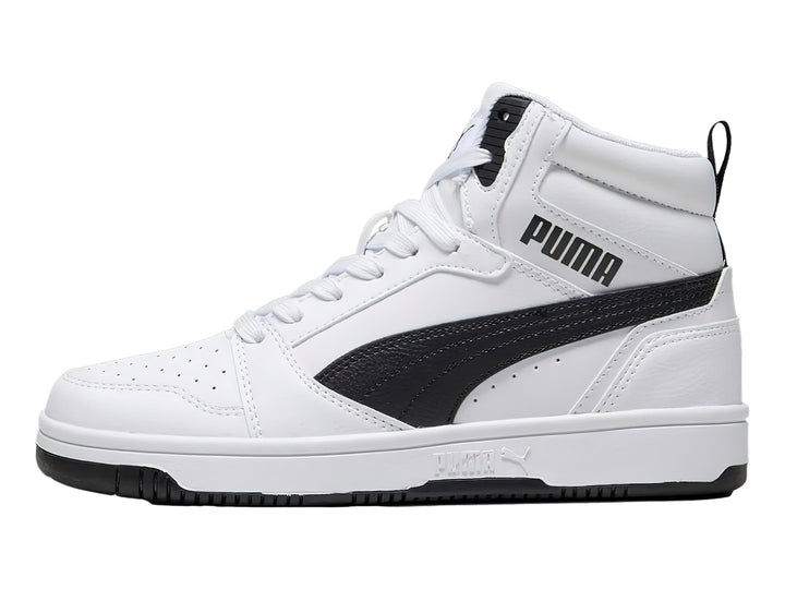 Tenis PUMA Rebound V6 Mid JR color blanco con detalles en negro, diseño de corte medio.
