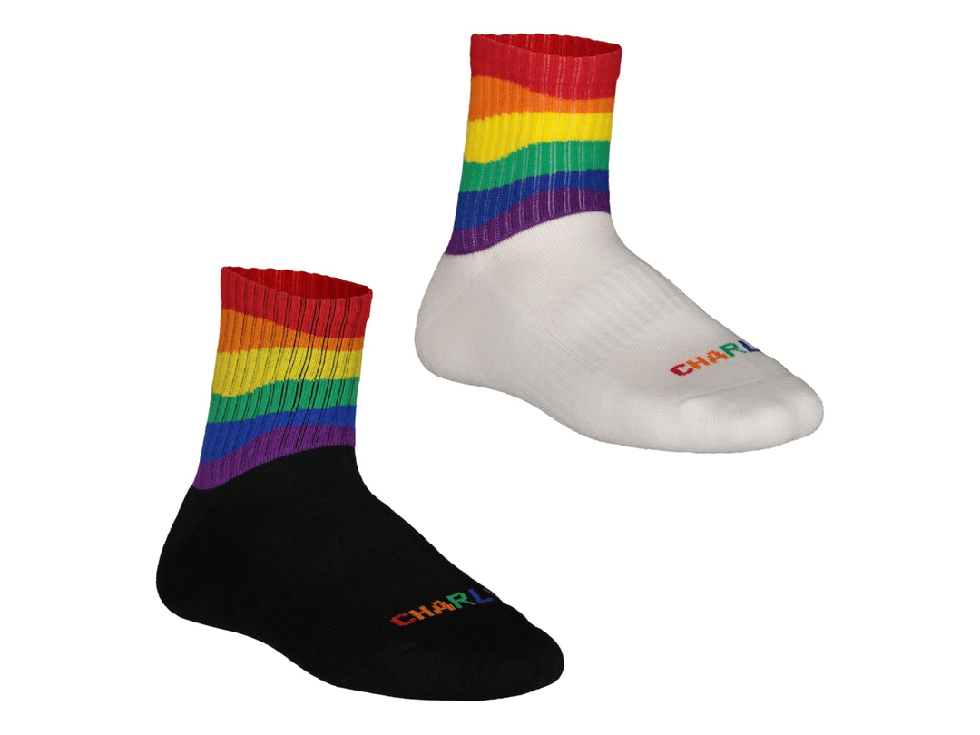 Par de calcetines deportivos Charly, uno negro y otro blanco, ambos con franjas multicolores en la parte superior.