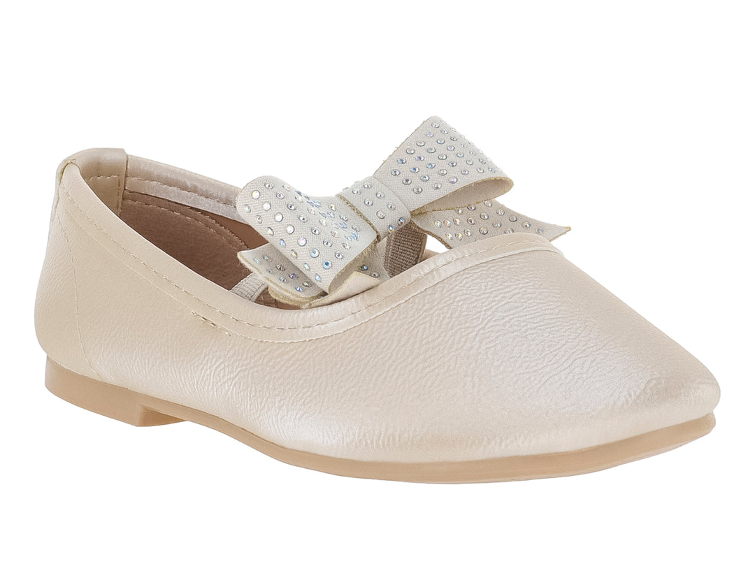 Zapato plano color nácar con un moño decorado con brillantes en la parte superior.
