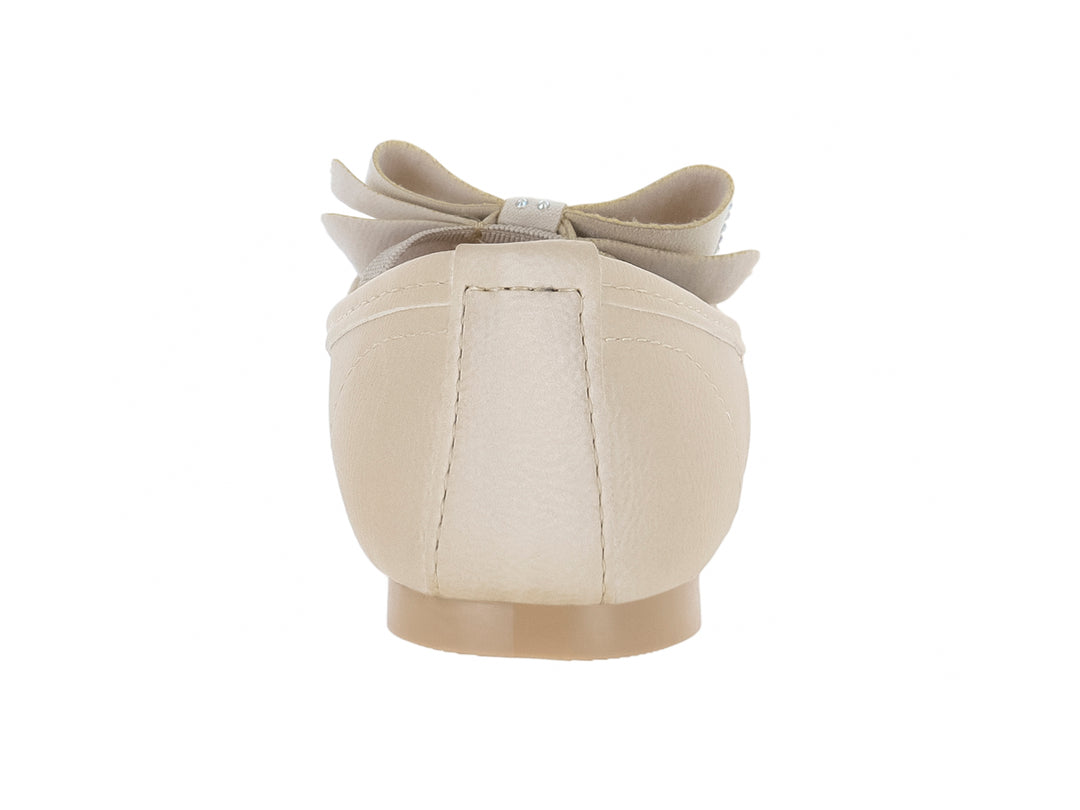 Zapato plano color nácar con un moño decorado con brillantes en la parte superior.