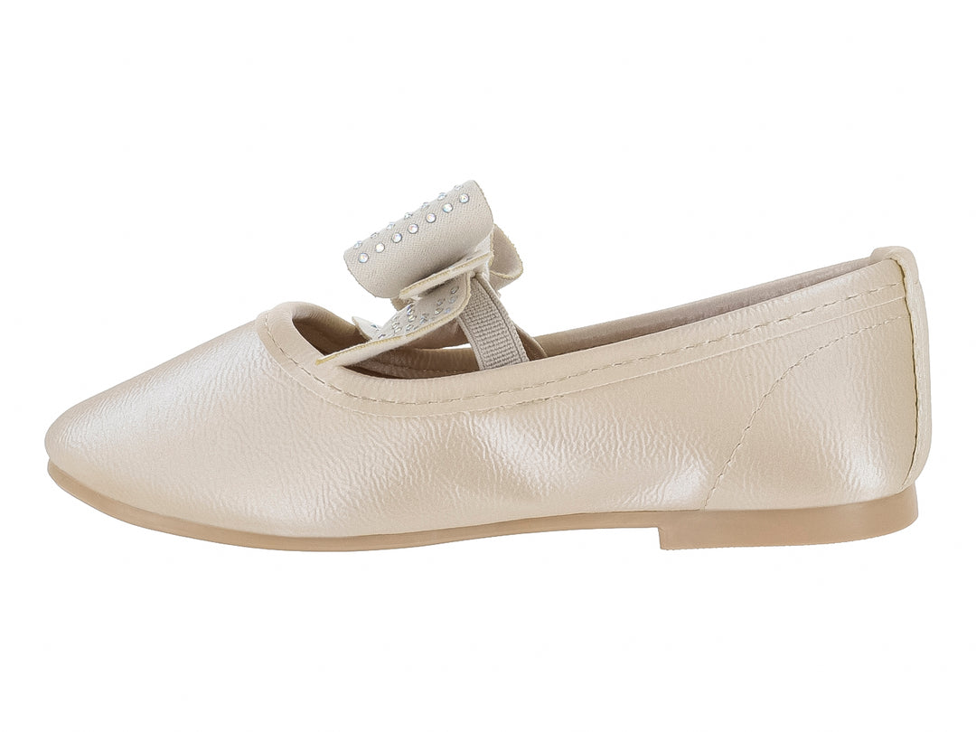 Zapato plano color nácar con un moño decorado con brillantes en la parte superior.