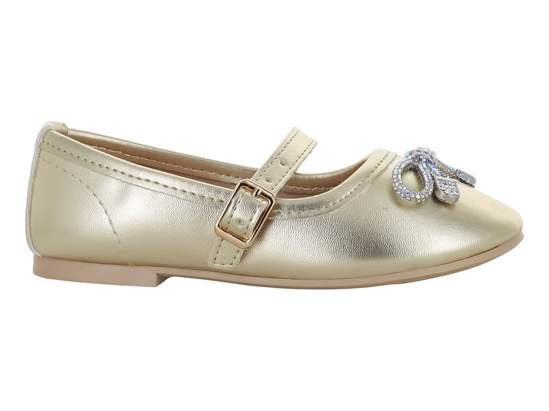 Zapato plano dorado metálico para niña con correa, hebilla y moño decorativo con brillantes en la punta.