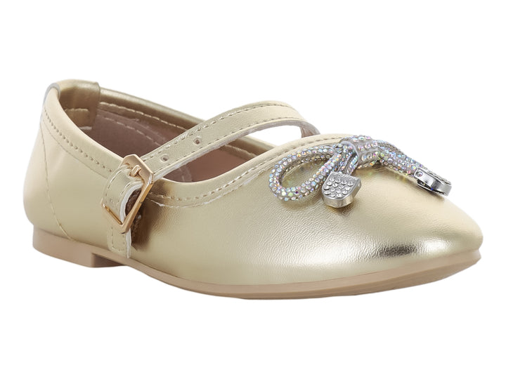 Zapato plano dorado metálico con correa y moño decorativo brillante.