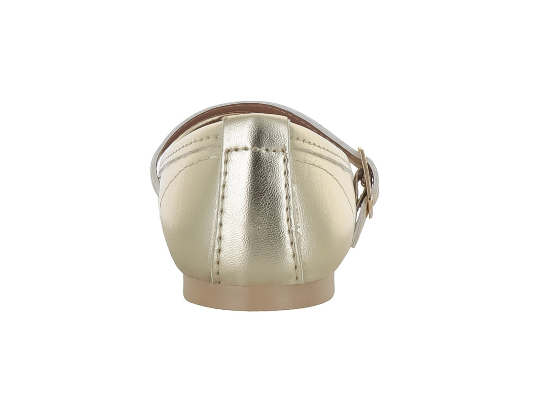Zapato plano dorado metálico con correa y moño decorativo brillante.