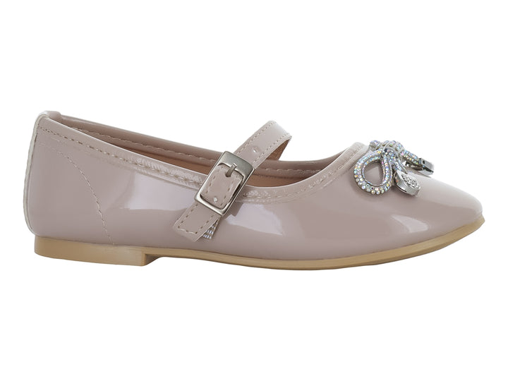Zapato plano para niña en color maquillaje de charol brillante con moño decorativo de pedrería y correa ajustable.