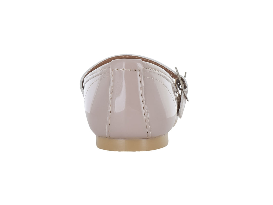 Zapato plano para niña en color maquillaje de charol brillante con moño decorativo de pedrería y correa ajustable.