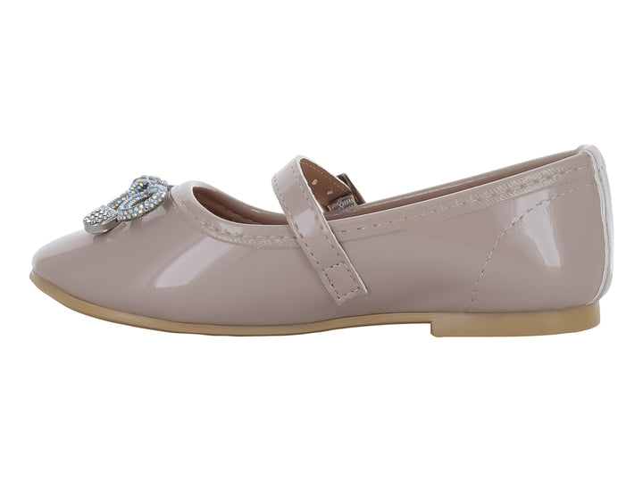 Zapato plano para niña en color maquillaje de charol brillante con moño decorativo de pedrería y correa ajustable.