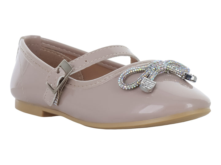 Zapato plano color maquillaje de charol brillante con correa y moño decorativo con pedrería plateada.