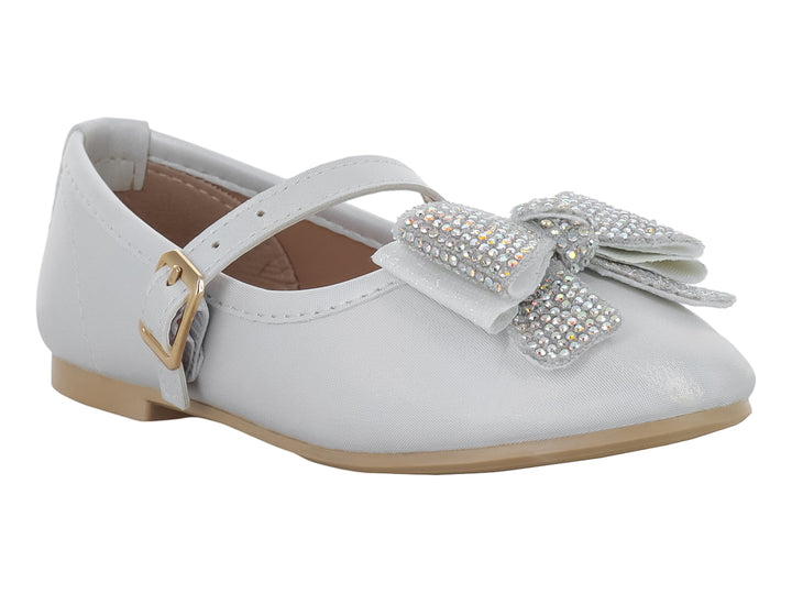 Zapato plano color plata para niña con moño brillante y correa con hebilla dorada.
