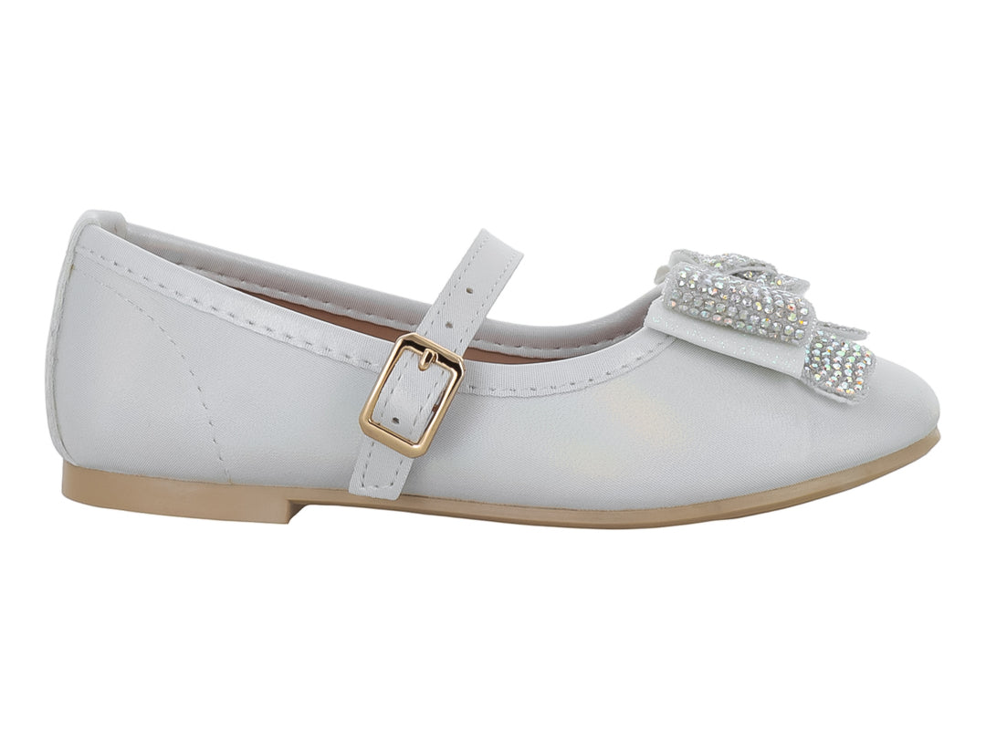 Zapato plano color plata para niña con correa, hebilla dorada y moño decorado con brillantes.