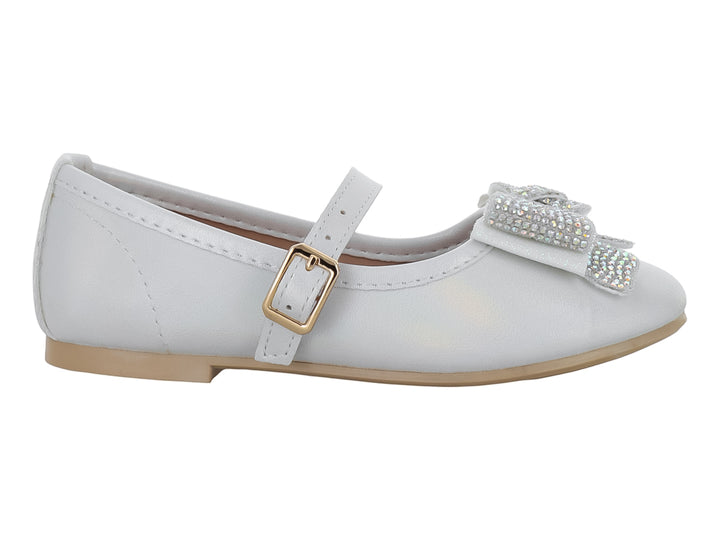 Zapato plano color plata para niña con correa, hebilla dorada y moño decorado con brillantes.