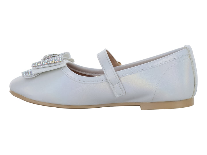 Zapato plano color plata para niña con correa, hebilla dorada y moño decorado con brillantes.