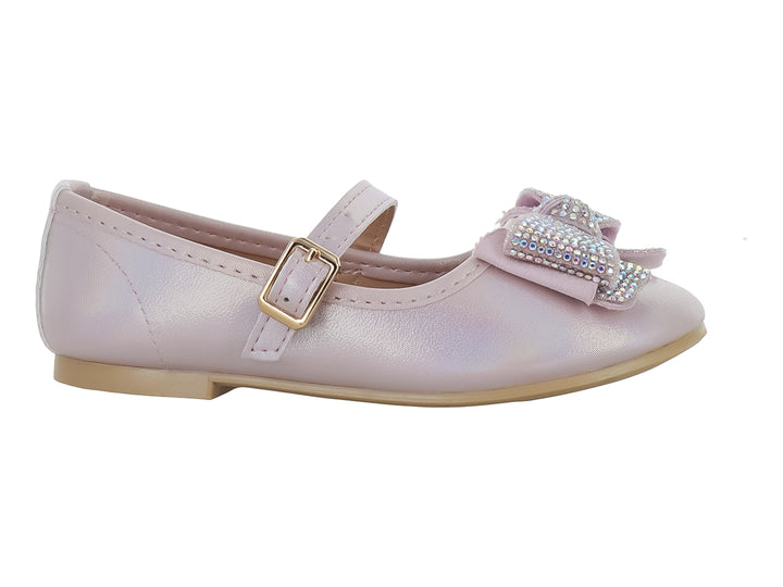 Zapato plano rosa iridiscente con correa, hebilla dorada y moño decorado con brillantes.