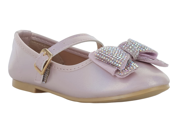 Zapato plano rosa iridiscente con correa, hebilla dorada y moño decorado con brillantes.