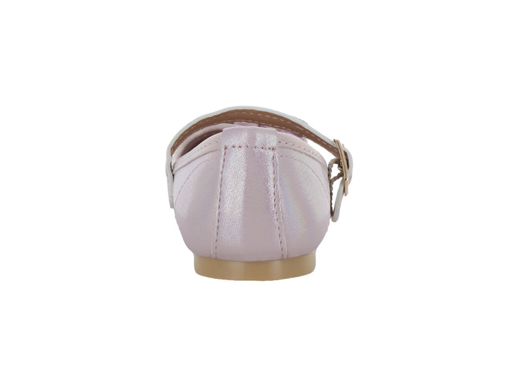 Zapato plano color rosa para niña con moño decorativo de pedrería y correa con hebilla dorada.