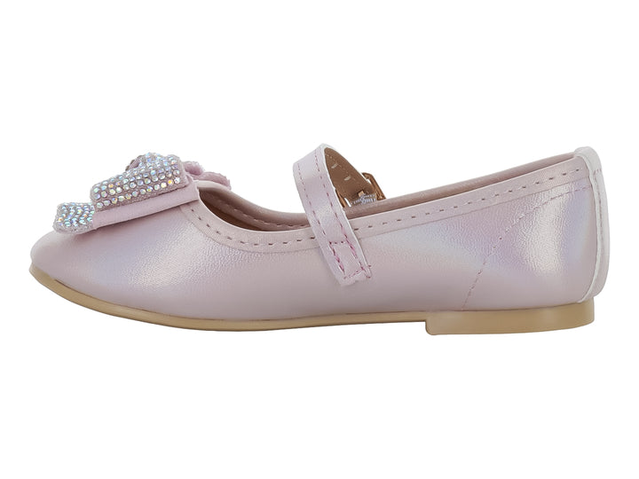 Zapato plano color rosa para niña con moño decorativo de pedrería y correa con hebilla dorada.