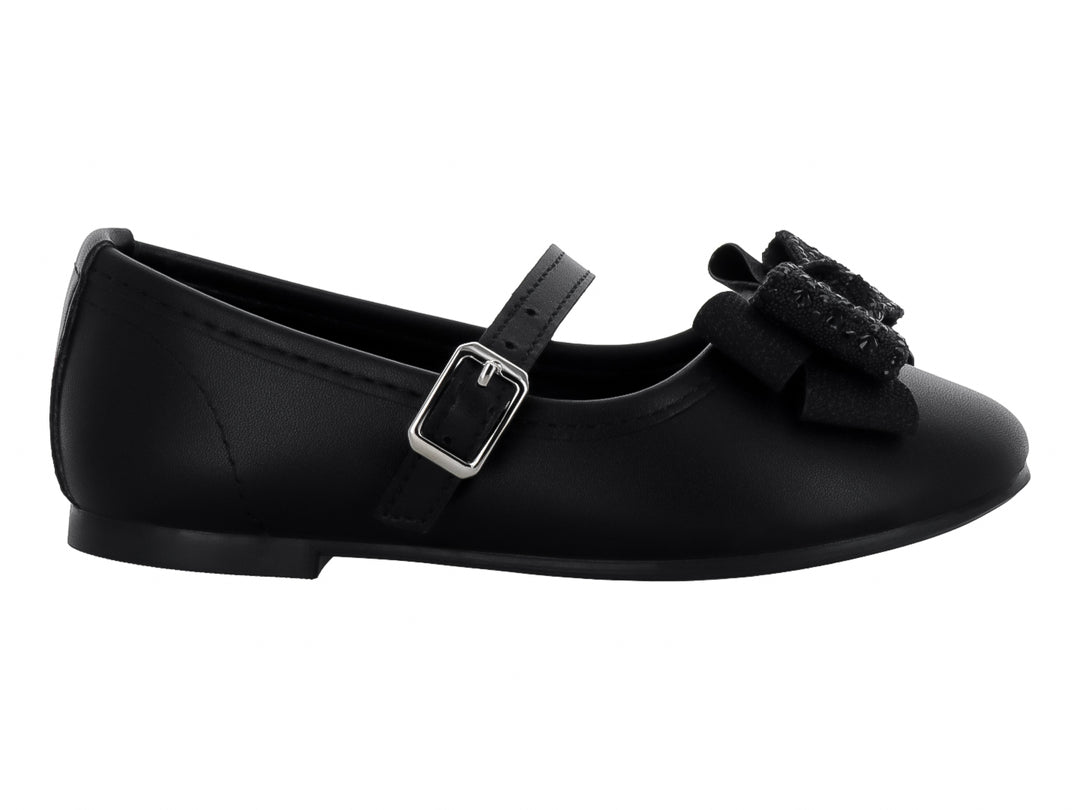 Zapato plano negro para niña con moño decorativo en la punta y correa con hebilla plateada.