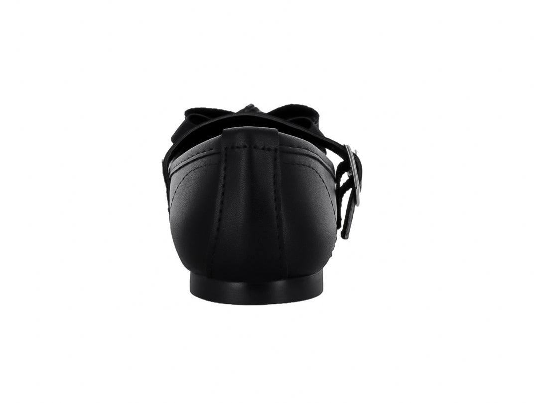Zapato plano negro para niña con moño decorativo en la punta y correa con hebilla plateada.