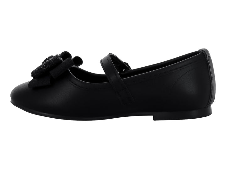 Zapato plano negro para niña con moño decorativo en la punta y correa con hebilla plateada.