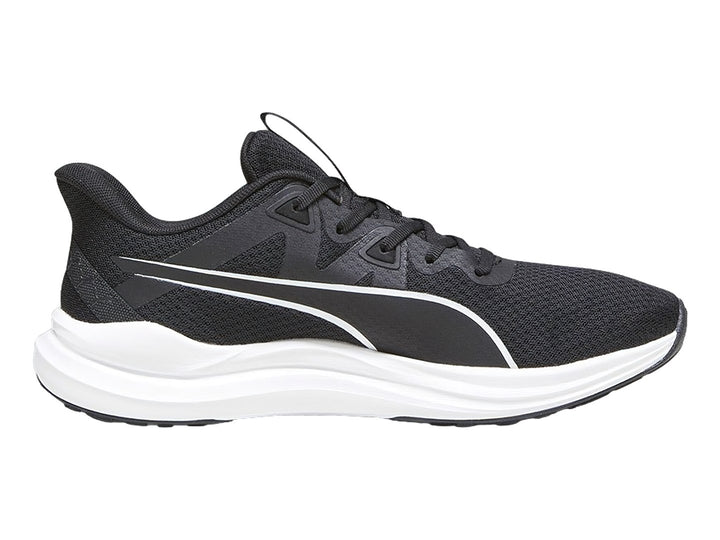 Tenis deportivos PUMA color negro con suela blanca y detalle lateral blanco.