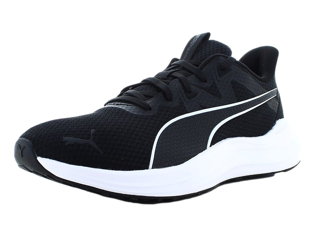 Tenis deportivos PUMA color negro con suela blanca y detalle lateral blanco.